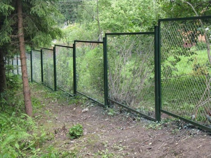 Секционный забор из сетки рабицы на неровном участке