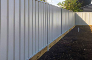 Забор из профнастила 2 метра белый
