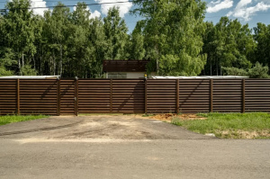 Забор из горизонтального евроштакетника коричневый секционный
