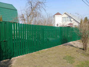 Забор из металлического штакетника зеленый